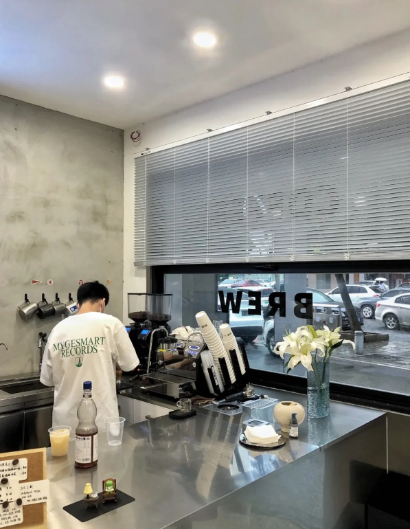 重庆小面积工业风咖啡馆装修案