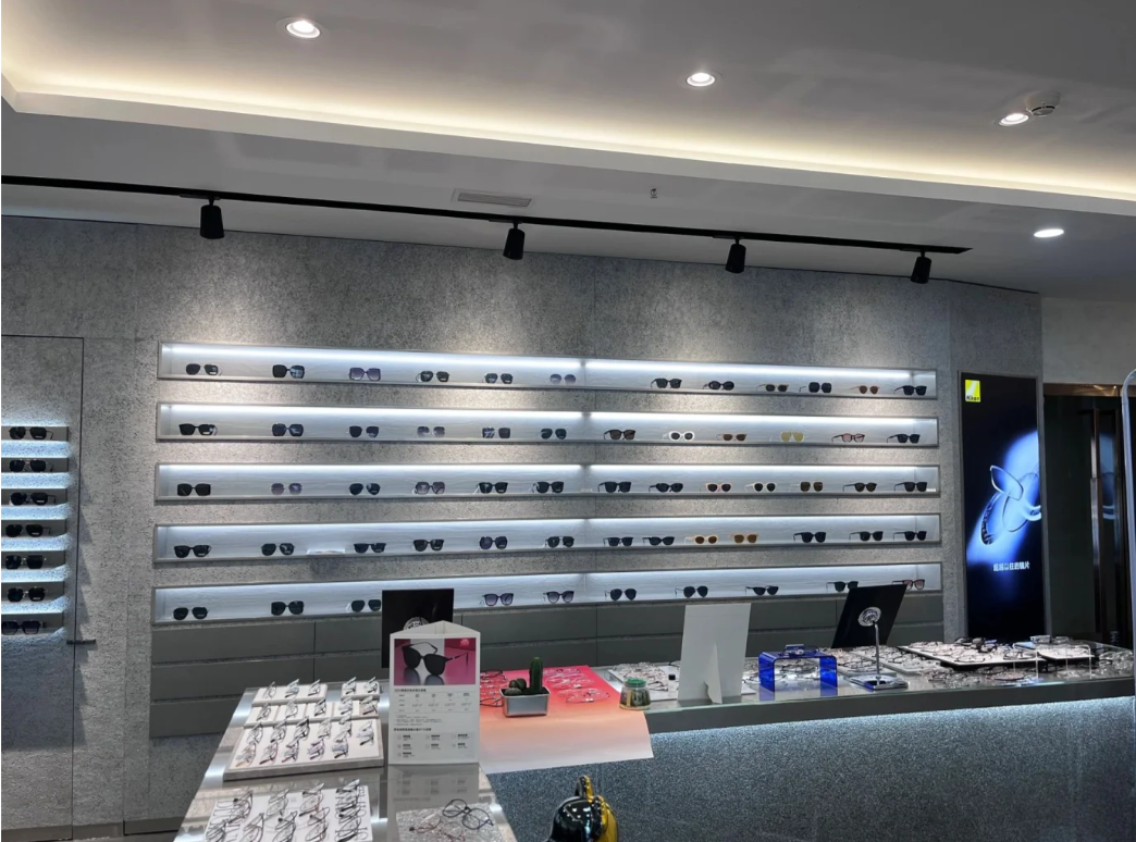 重庆灰色现代风眼镜店装修案例